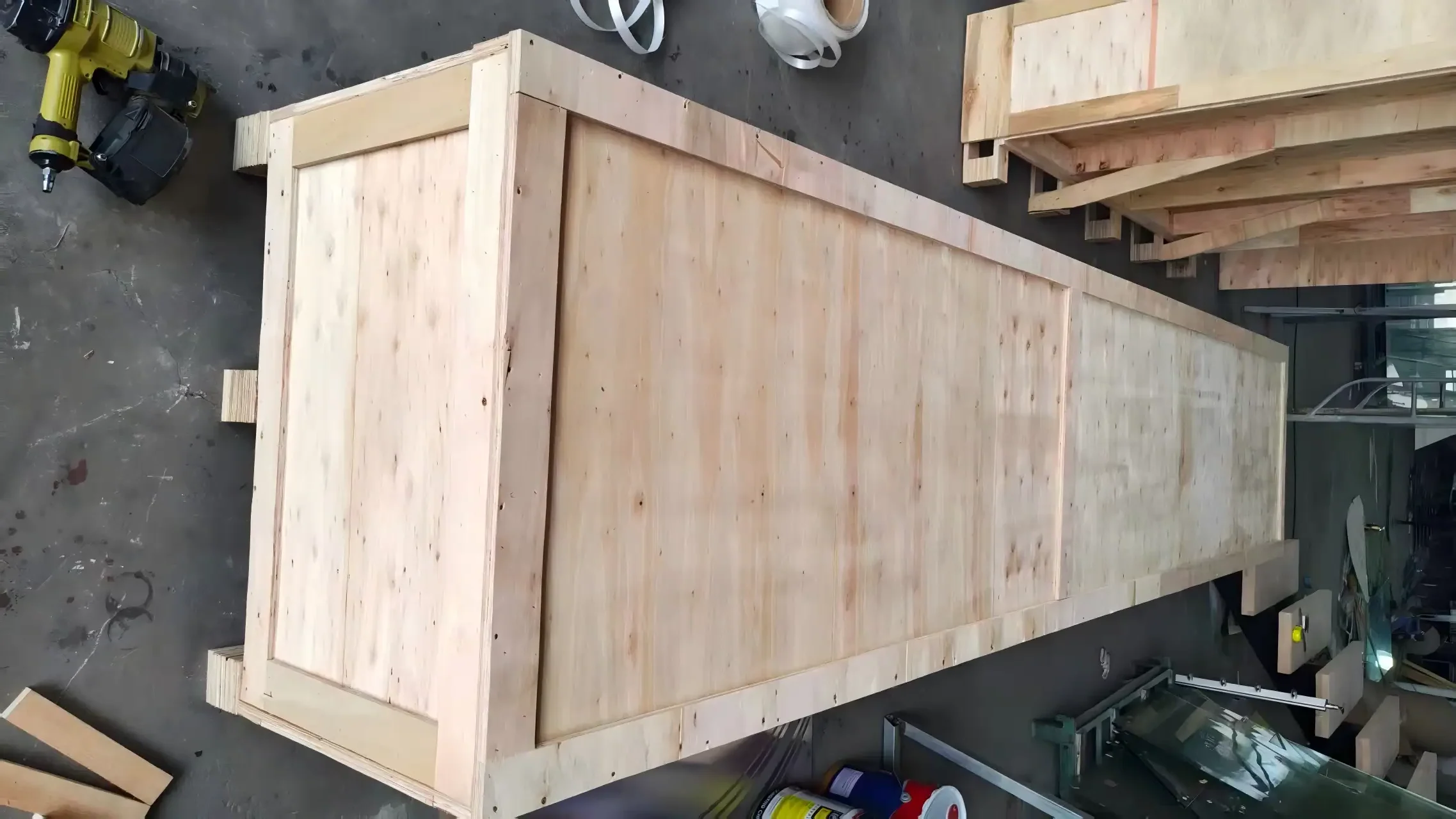 Verdunstungskühlung gepackt in Sperrholzkisten für Stahlstegtreppen – Versand per Schiff